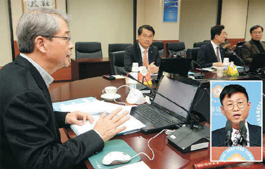 임종룡 금융위원장(맨 왼쪽)이 29일 오후 서울 중구 금융위원회에서 인터넷전문은행 예비인가 심사 결과 발표를 위한 임시금융위원회를 주재하고 있다. 이날 금융위는 국내 첫 인터넷전문은행 사업자로 카카오가 이끄는 한국카카오은행 컨소시엄과 KT가 이끄는 케이뱅크 컨소시엄을 예비 인가했다. 정부가 은행 설립을 인가한 것은 23년만이다. 금융위는 관련 법령 검토, 금융감독원 확인 과정 후 본인가 절차를 진행할 계획이다. 작은 사진은 이날 임시 금융위 후 예비 인가 결과를 발표하고 있는 도규상 금융위 금융서비스 국장.  연합뉴스